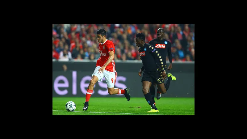 Cầu thủ Benfica với nỗ lực vượt qua sự trở ngại của cầu thủ Napoli trong trận đấu.